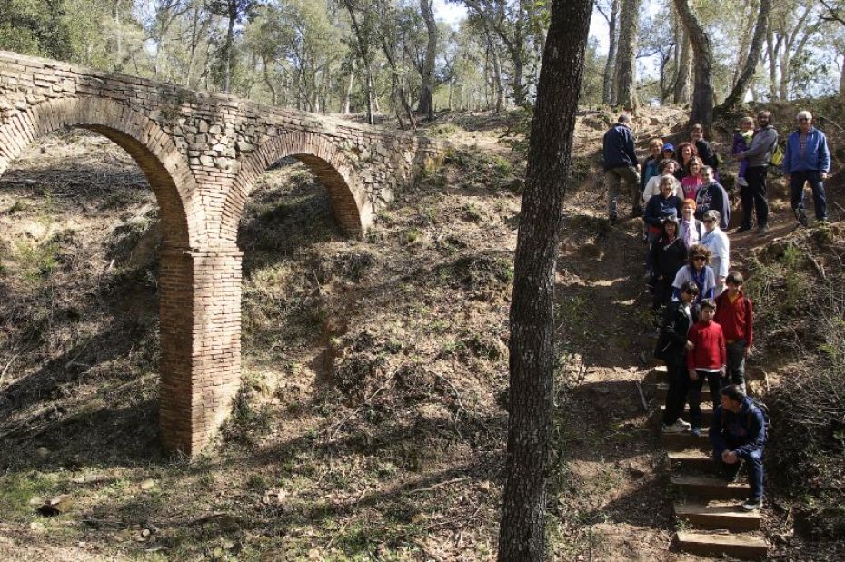 1453885202Els aqueductes de Can Vilallonga_ el lloc on es fara la cursa_ en una sortida popular que es va fer l'any passat.jpg